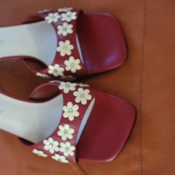 Red flower studded sandals - Picture 4 of 4